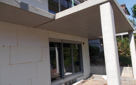 Gartenseite des Kern-Hauses in Bad Dürkheim mit bodentiefen Fenstern 