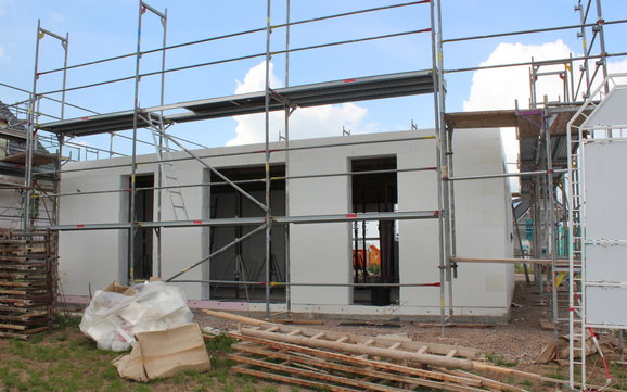 In Marbach wird die Geschossdecke nach den bautechnischen Vorgaben ausgeführt.