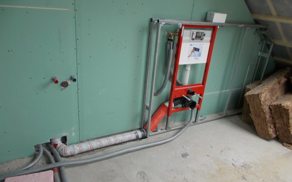 Sanitärrohinstallation im Badezimmer des frei geplanten Einfamilienhauses von Kern-Haus in Bad Dürkheim