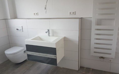 Badezimmer in der individuell geplanten Doppelhaushälfte Twin XL von Kern-Haus in Bammental