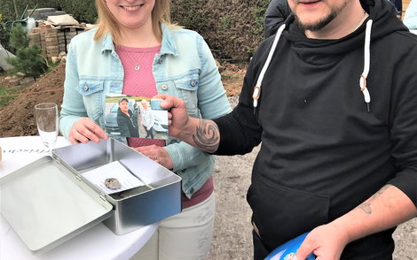 Die Bauherren befüllten die Grundsteinschatulle.