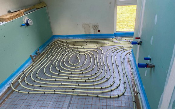Verlegen der Heizschleifen im Bad für Kern-Haus Trend in Eilenburg