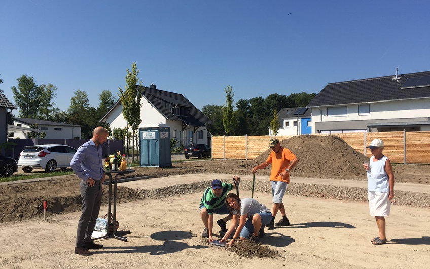 Bauherren mit Grundsteinkiste bei der Grundsteinlegung für das individuell geplante Einfamilienhaus Luna von Kern-Haus in Dettenheim