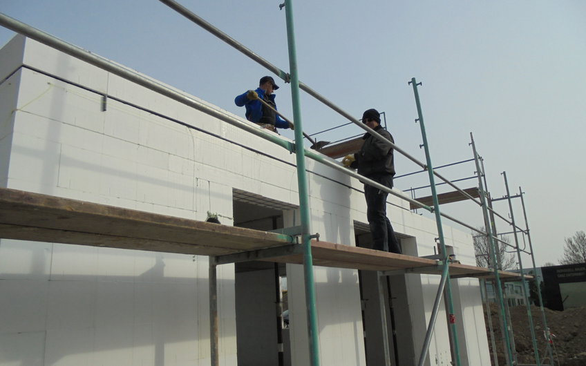 Arbeiten an der Erdgeschossdecke des individuell geplanten Einfamilienhauses Luna von Kern-Haus in Ludwigshafen