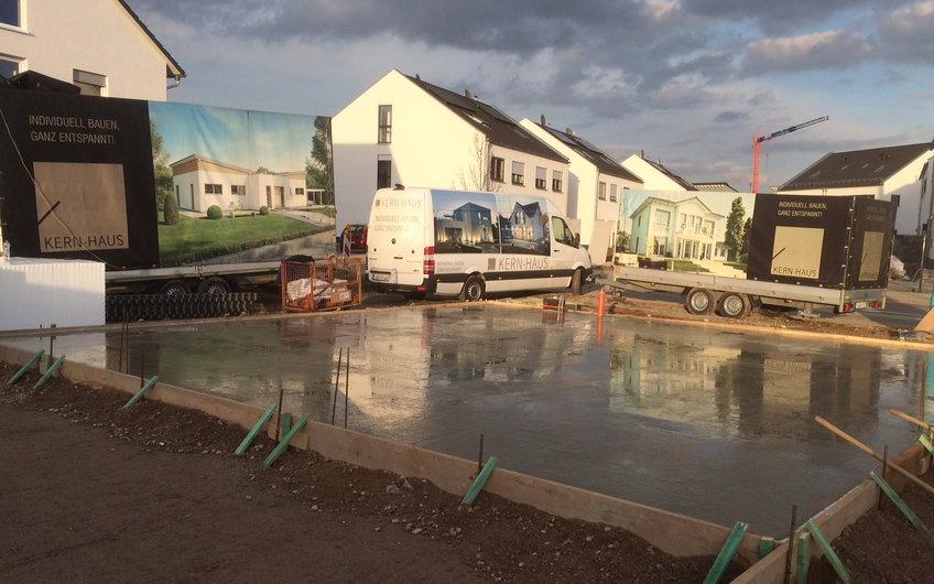 Fertig gegossene Bodenplatte des individuell geplanten Einfamilienhauses Luna von Kern-Haus in Ludwigshafen