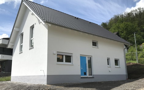 Nach dem Auftragen des Außenputzes, konnte das Sicherheitsgerüst abgebaut werden.