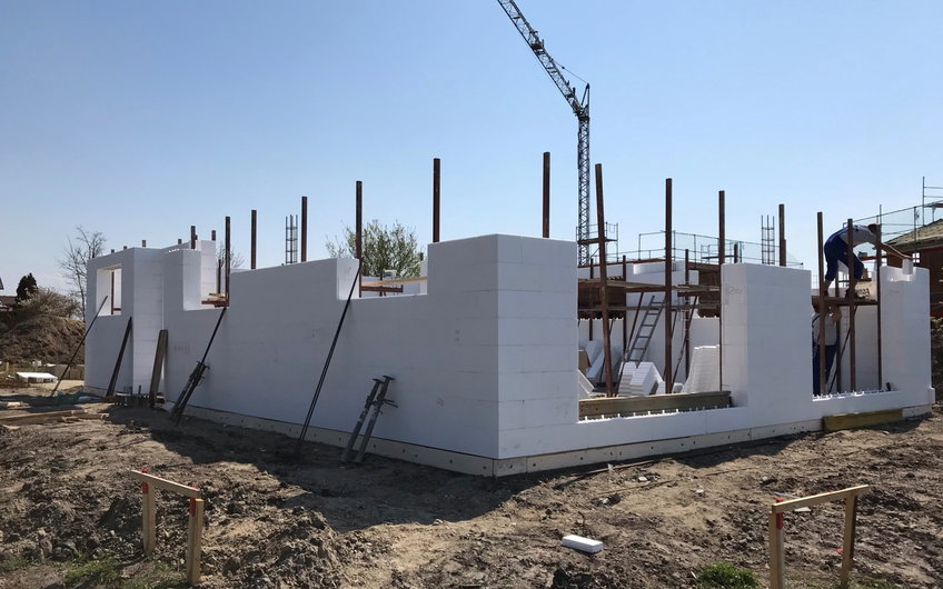 Das DuoTherm Mauerwerk wird aufgebaut und sorgt durch die doppelte Dämmung für ein angenehmes Raumklima.