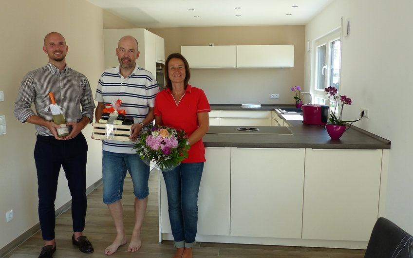 Bauherren und Verkaufsberater Bernd Laatz im individuell geplanten Einfamilienhaus Luna von Kern-Haus in Dettenheim