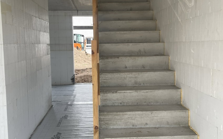 Im Zuge der Deckenverlegung wurde auch die Betontreppe eingebaut.