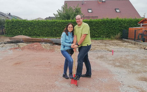 Bauherren beim gemeinsamen Buddeln des Loches für Grundsteinkassette bei Grundsteinlegung in Halle Wörmlitz