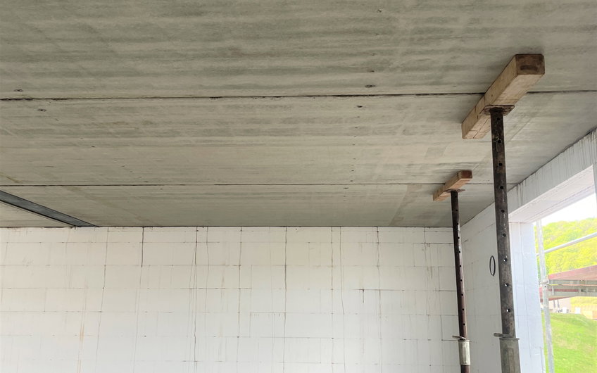 Die Betondecke wurde verlegt.