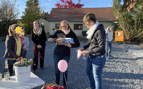 Liebevolle selbst gebastelte Geschenke nahm die Bauherrin gern entgegen.
