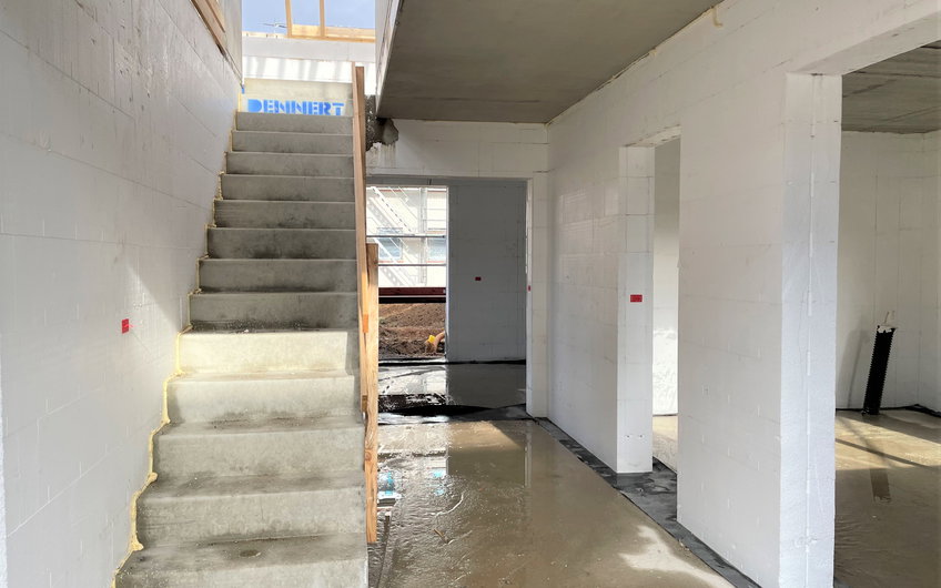 Die vorgefertigte Betontreppe wurde mit einem Kran angeliefert.