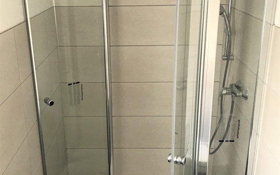 Im Gästeduschbad wurden die Duschglastüren installiert.