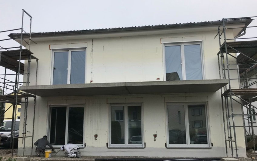 Außenputz am individuell geplanten Zweifamilienhaus Signus P von Kern-Haus in Radolfzell