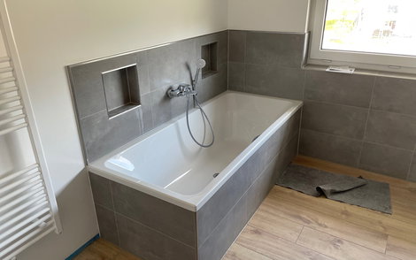 Badezimmer mit Badewanne