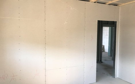 Die Leichtbauwände wurden mit Gipskartonplatten beplankt.