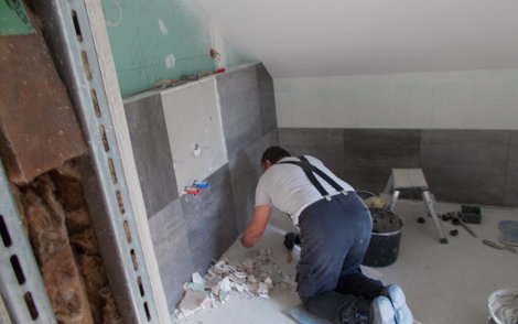 Fliesenleger im Badezimmer des individuell geplanten Einfamilienhauses Signum von Kern-Haus in Einselthum