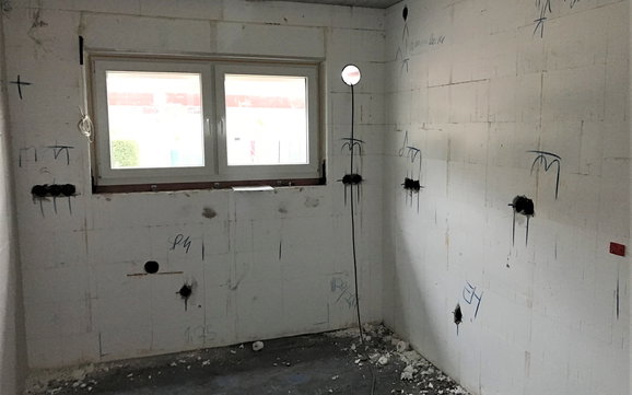 Gemäß der Baudurchsprache wurden alle elektrischen Leitungen verlegt.