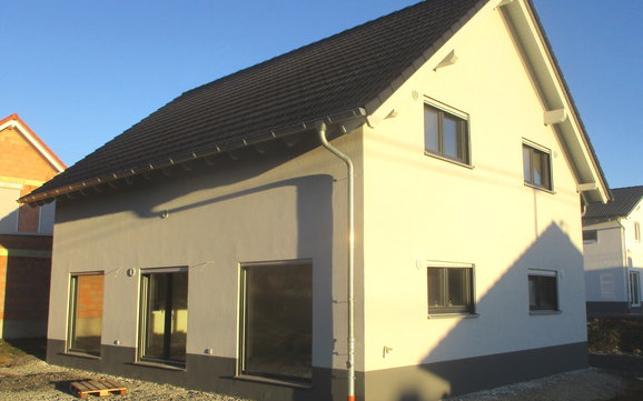 Die Außenfassade des Kern-Hauses Signum wird von der Sonne angestrahlt.
