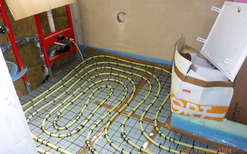 Blick auf kleinen Heizkreis vor Sanitärinstallationen für Waschbecken und WC