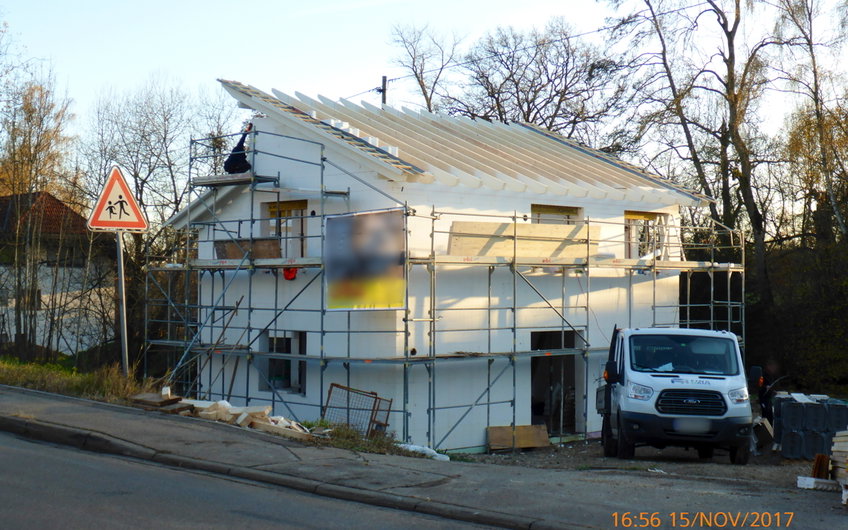 Straßenansicht Rohbau Giebelseite mit versetztem Baukörper und versetztem Pultdach.