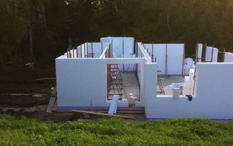 Erhöhter Blick auf Erdgeschoss aus DuoTherm Compound-Elementen mit Arbeitsgerüsten.