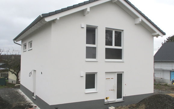 Der Sockelanstrich schützt das Mauerwerk gegen Spritzwasser und ablaufenden Regen an der Fassade.