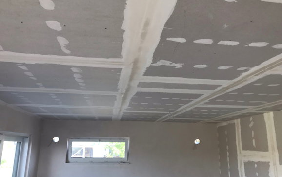 Die Fugen der Geschossdecke wurden verspachtelt.
