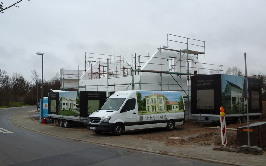 Rohbau mit Gerüst und teilweise gesteckten Dachgeschosswänden des individuell geplanten Einfamilienhauses Luna von Kern-Haus in Ludwigshafen