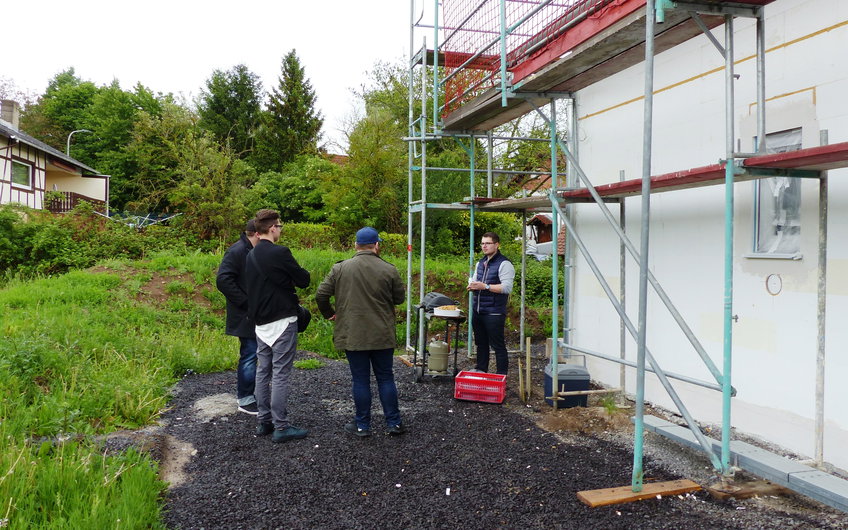 Bauherr beim Grillen vor dem Familienhaus Signum von Kern-Haus in Einselthum