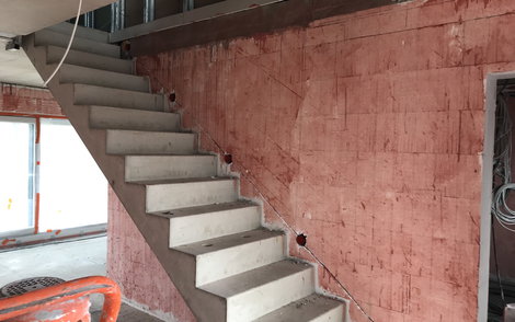 Betontreppe in einem Kern-Haus Signus