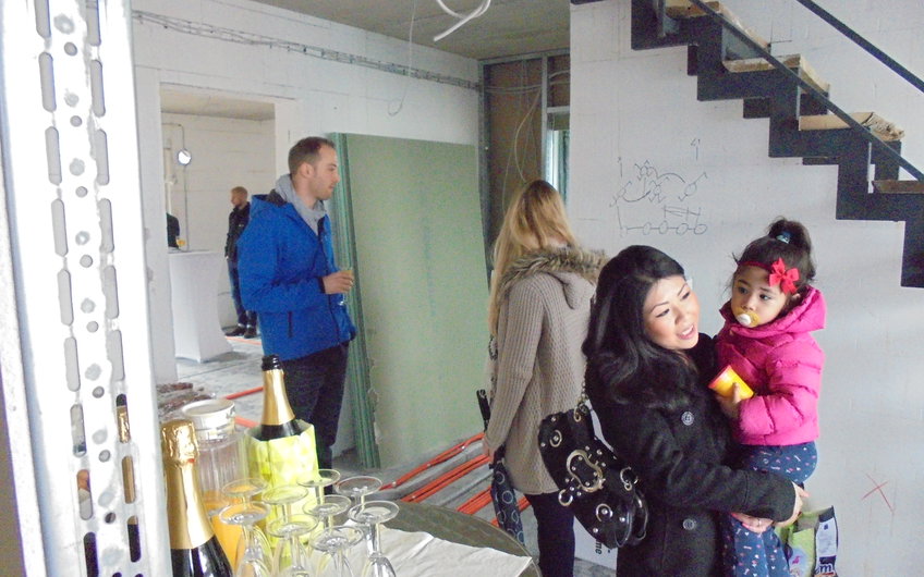 Gäste und Bauherrin im Erdgeschoss beim Rohbaufest im individuell geplanten Einfamilienhaus Luna von Kern-Haus in Ludwigshafen
