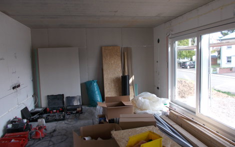 Material und Werkzeug für die Trockenbauer im Wohnzimmer des Kern-Hauses Signum in Einselthum