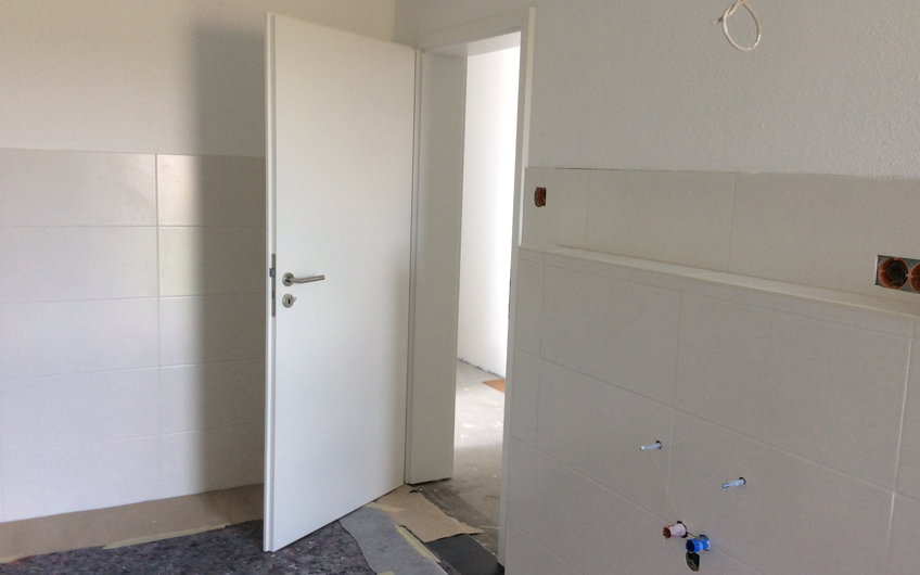 Hell und freundlich wurde das große Badezimmer im OG gestaltet.