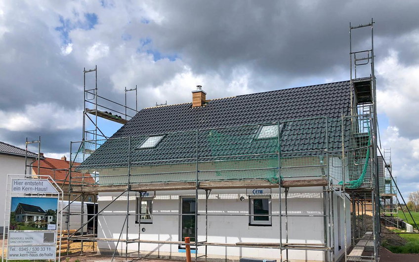 Fenstereinbau und Dacheindeckung in Kern-Haus Rohbau in Halle Reideburg