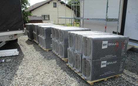Dachmaterial wurde auf die Baustelle geliefert.