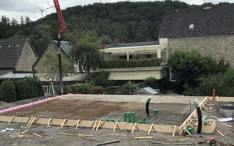 Für die Erstellung der Bodenplatte wurden Eisenmatten nach Vorgaben der Statik verlegt.