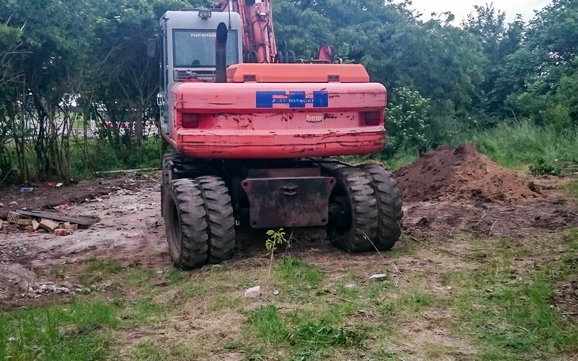 Beräumung des Grundstücks mit Bagger