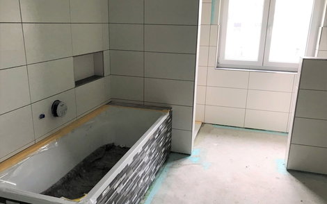 Die Badewanne wurde eingebaut und gefliest.