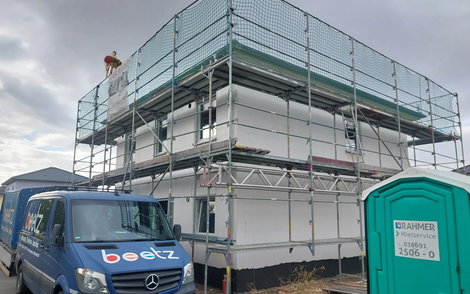 Vor Ort ist das Gewerk Heizung/ Sanitär im Einsatz