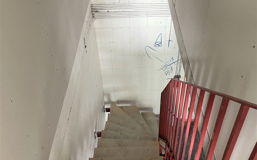 Die Leichtbauwände im Treppenaufgang wurden beplankt.