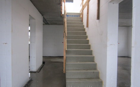 Die robuste Betontreppe ist sofort begehbar.