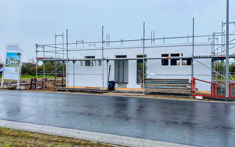Erdgeschossrohbau mit Gerüst und Zwischendecke für Kern-Haus Trend in Eilenburg
