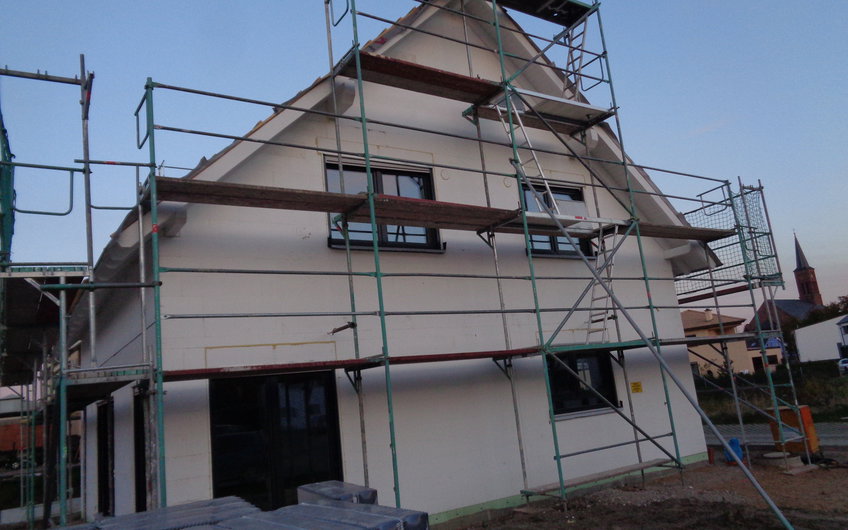 Eingebaute Fenster im Rohbau des individuell geplanten Einfamilienhauses Luna von Kern-Haus in Dettenheim