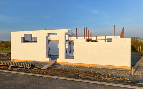 Weiterbau am Erdgeschossrohbau des Kern-Haus Trend in Eilenburg