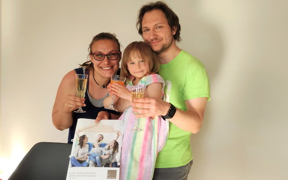 Die Bauherrenfamilie hat einen Bauwerkvertrag über die Erstellung eines individuellen Hauses unterzeichnet.