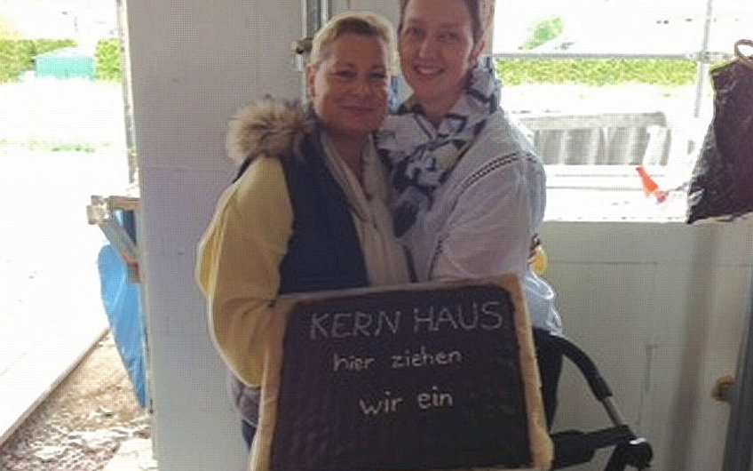Bauherrin mit Dankeschön an Kern-Haus Halle