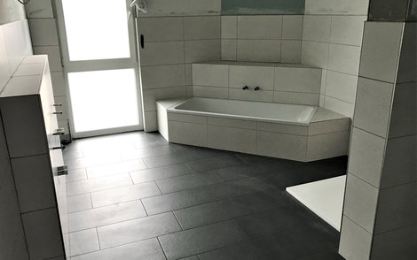 Im Bad wurde die Eckbadewanne gesetzt und die Fliesen verlegt.