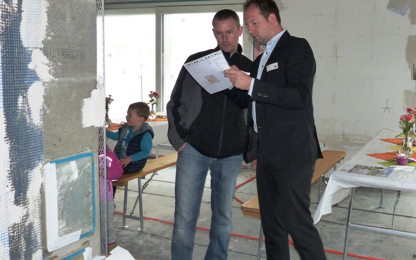 Vertriebsleiter Steffen Müller im Gespräch mit Interessent beim Rohbaufest in Einselthum